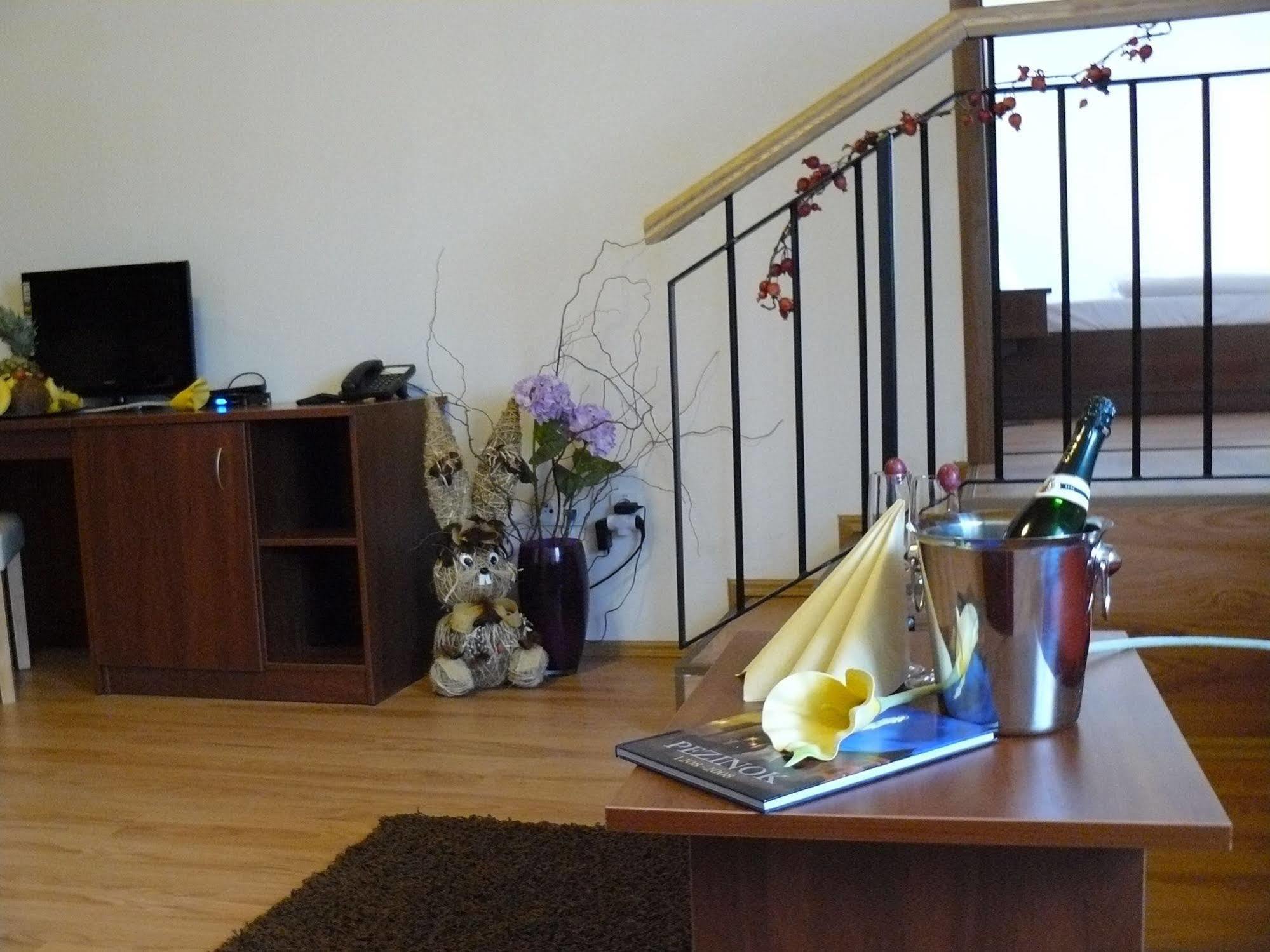 Hotel Rozalka Pezinok Extérieur photo