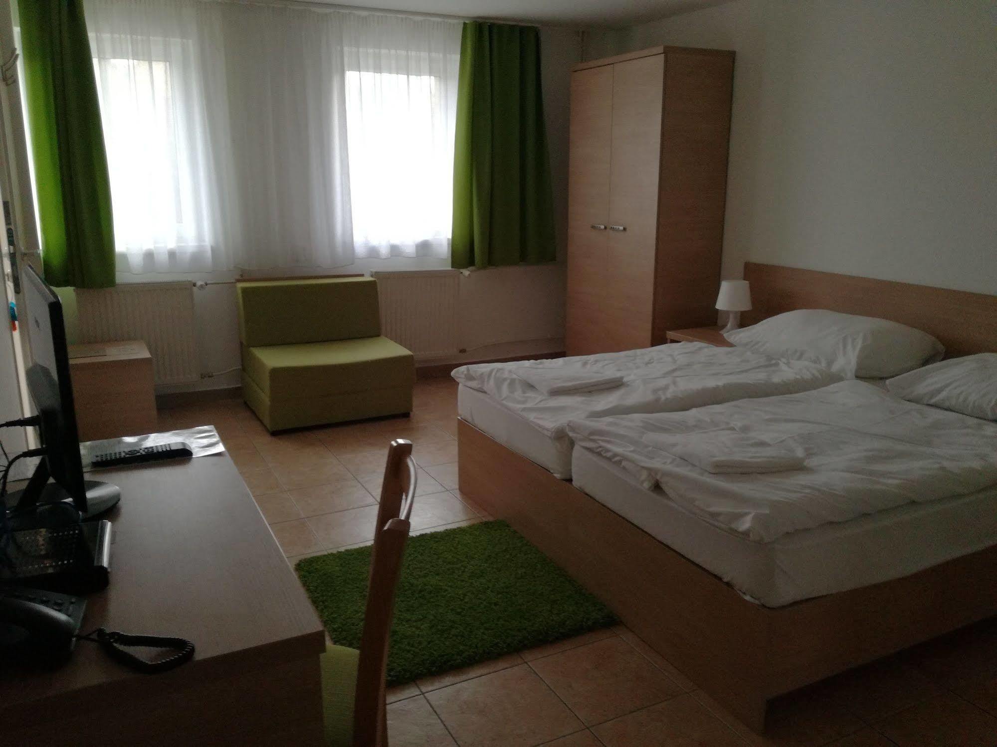 Hotel Rozalka Pezinok Extérieur photo